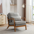Fauteuil en bois massif de style médiéval, avec coussins moelleux et dossier.