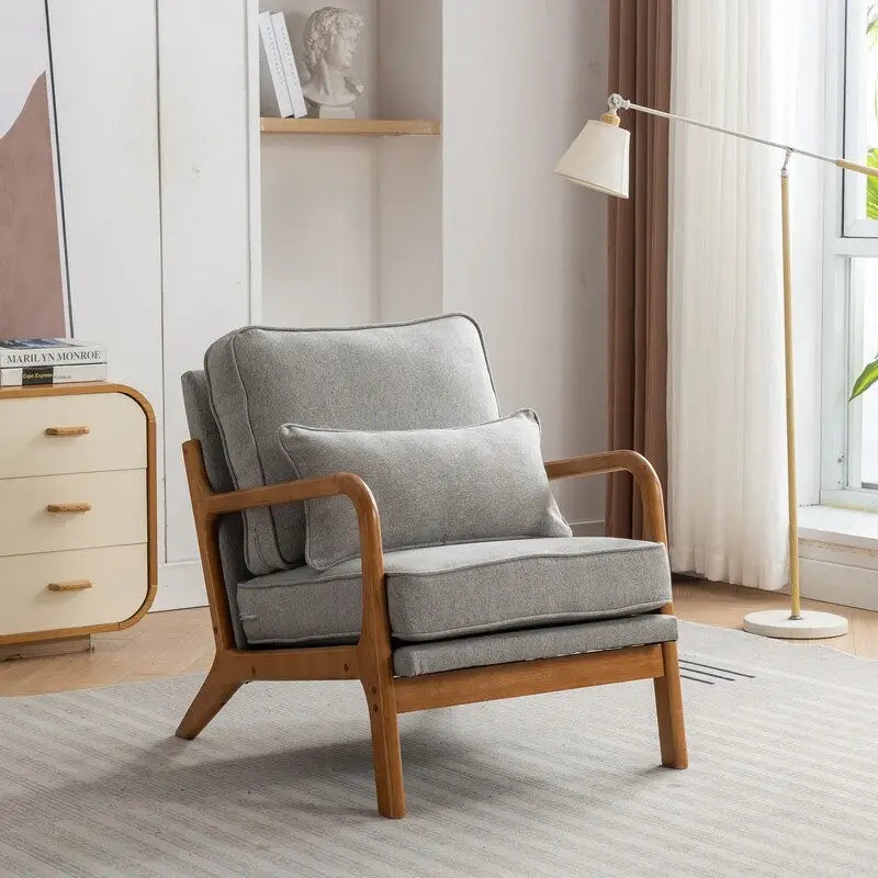Fauteuil en bois massif de style médiéval, avec coussins moelleux et dossier.