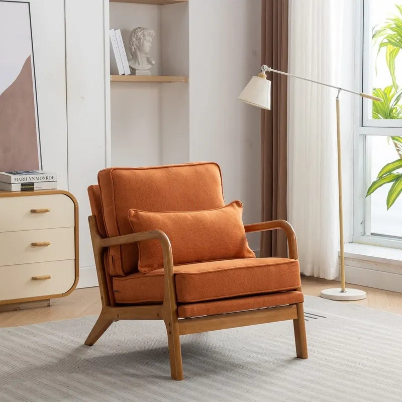 Fauteuil en bois massif de style médiéval, avec coussins moelleux et dossier.