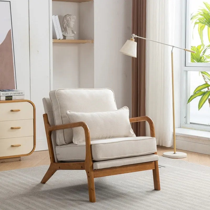 Fauteuil en bois massif de style médiéval, avec coussins moelleux et dossier.