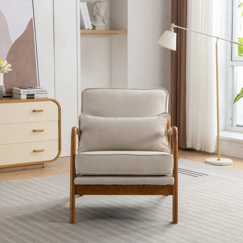 Fauteuil en bois massif de style médiéval, avec coussins moelleux et dossier.