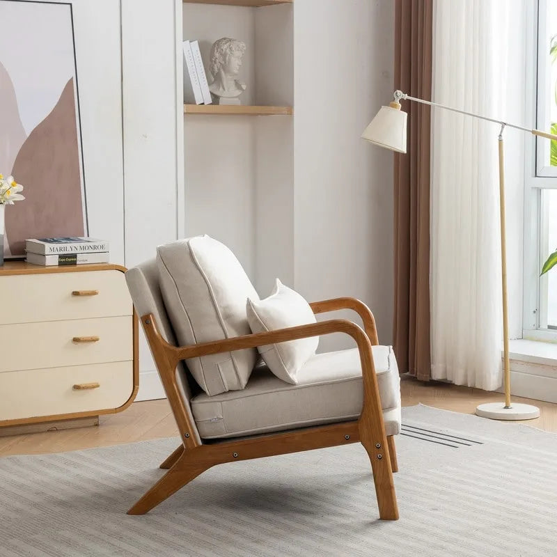 Fauteuil en bois massif de style médiéval, avec coussins moelleux et dossier.