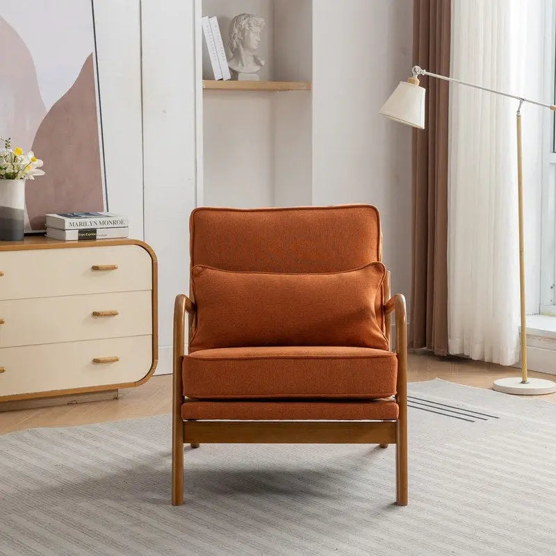 Fauteuil en bois massif de style médiéval, avec coussins moelleux et dossier.
