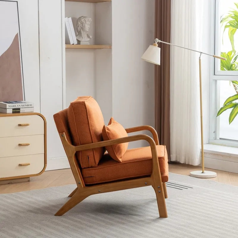 Fauteuil en bois massif de style médiéval, avec coussins moelleux et dossier.