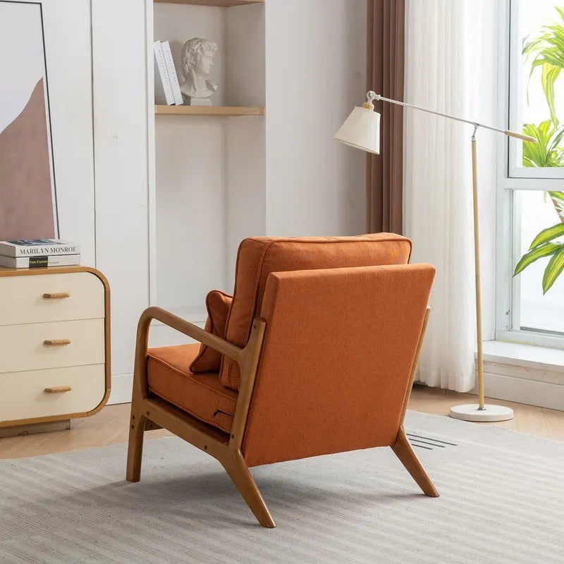 Fauteuil en bois massif de style médiéval, avec coussins moelleux et dossier.