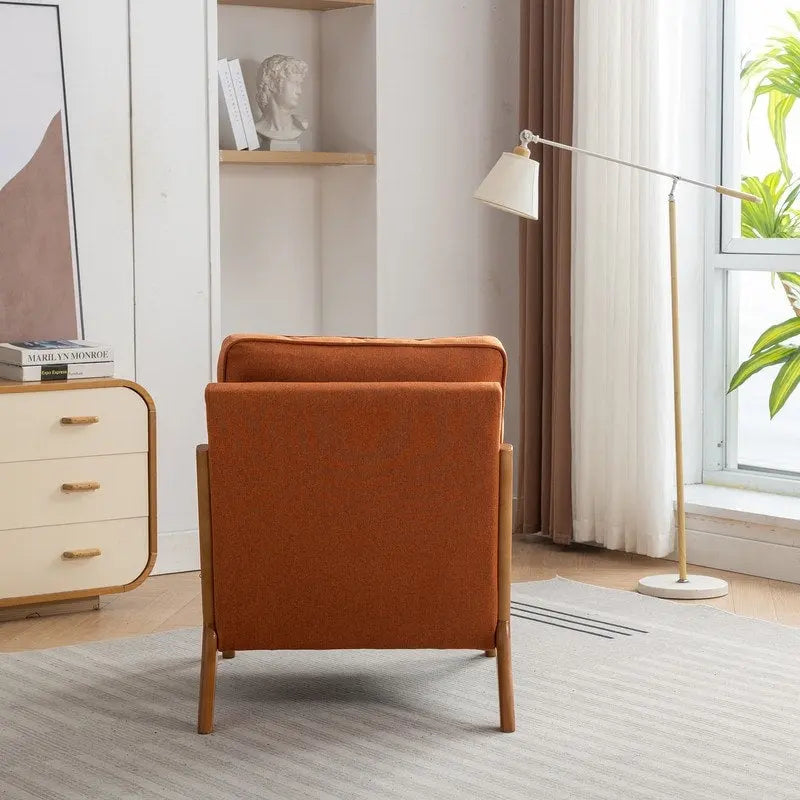 Fauteuil en bois massif de style médiéval, avec coussins moelleux et dossier.