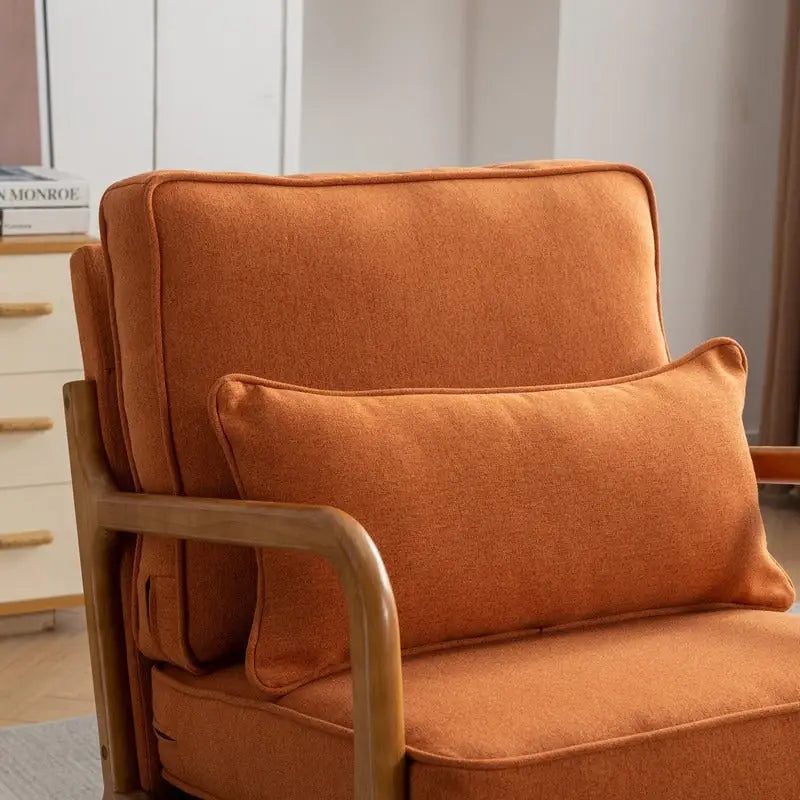 Fauteuil en bois massif de style médiéval, avec coussins moelleux et dossier.
