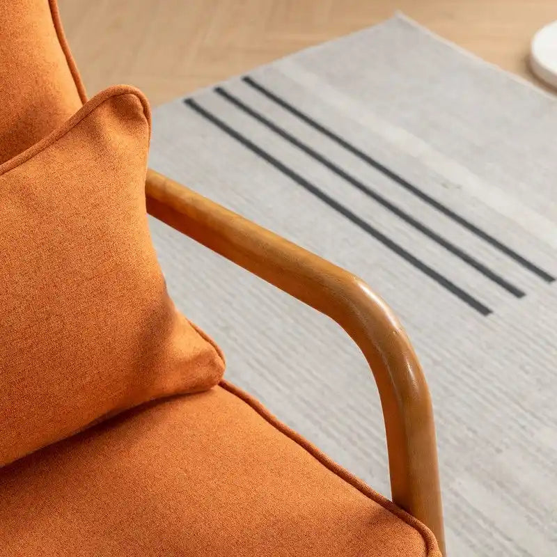 Fauteuil en bois massif de style médiéval, avec coussins moelleux et dossier.