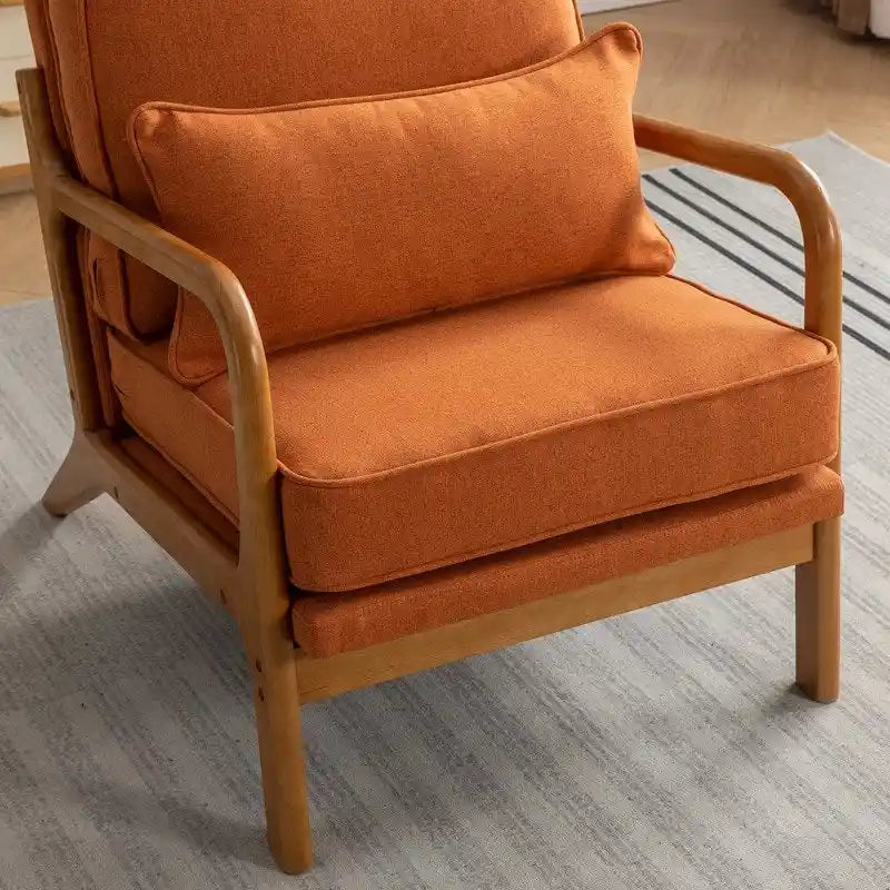 Fauteuil en bois massif de style médiéval, avec coussins moelleux et dossier.