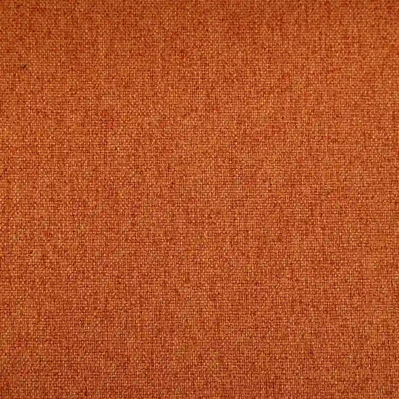 Fauteuil en bois massif de style médiéval, avec coussins moelleux et dossier.