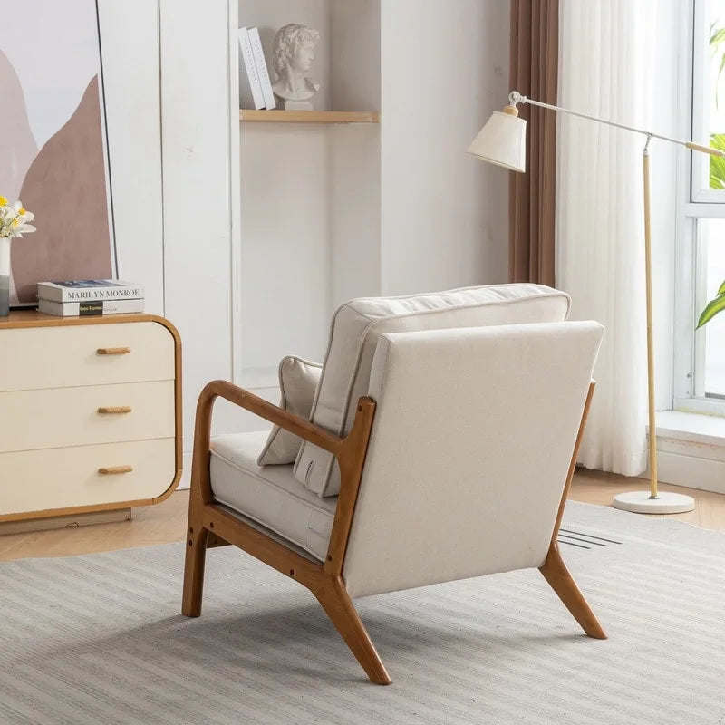 Fauteuil en bois massif de style médiéval, avec coussins moelleux et dossier.