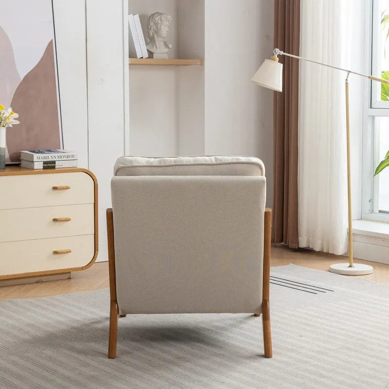 Fauteuil en bois massif de style médiéval, avec coussins moelleux et dossier.