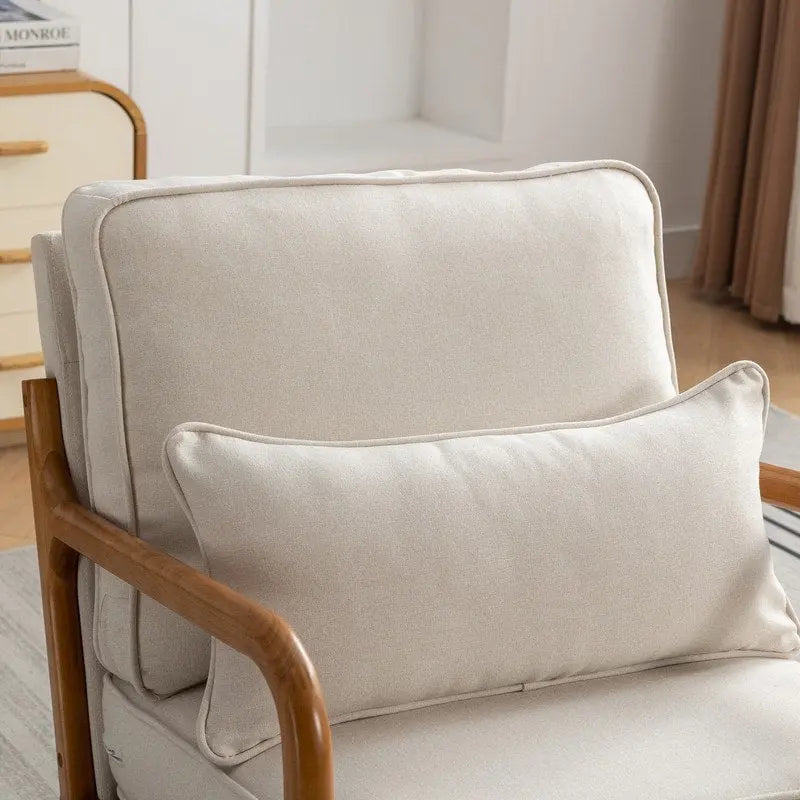 Fauteuil en bois massif de style médiéval, avec coussins moelleux et dossier.
