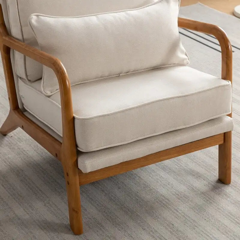 Fauteuil en bois massif de style médiéval, avec coussins moelleux et dossier.