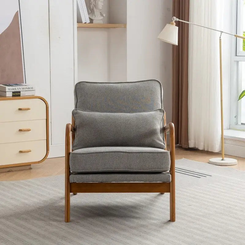 Fauteuil en bois massif de style médiéval, avec coussins moelleux et dossier.