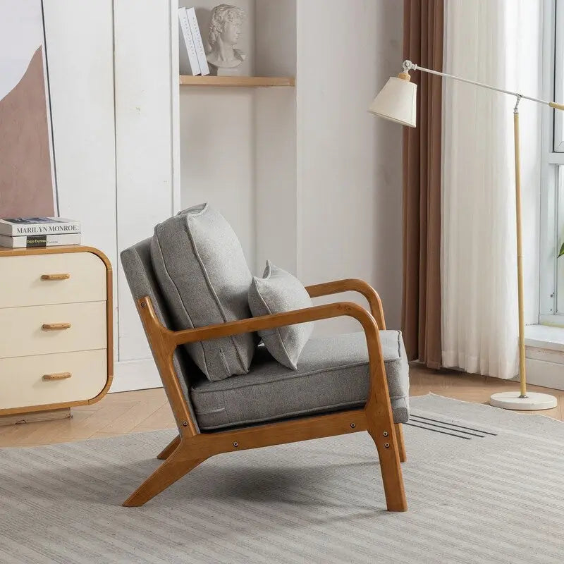Fauteuil en bois massif de style médiéval, avec coussins moelleux et dossier.