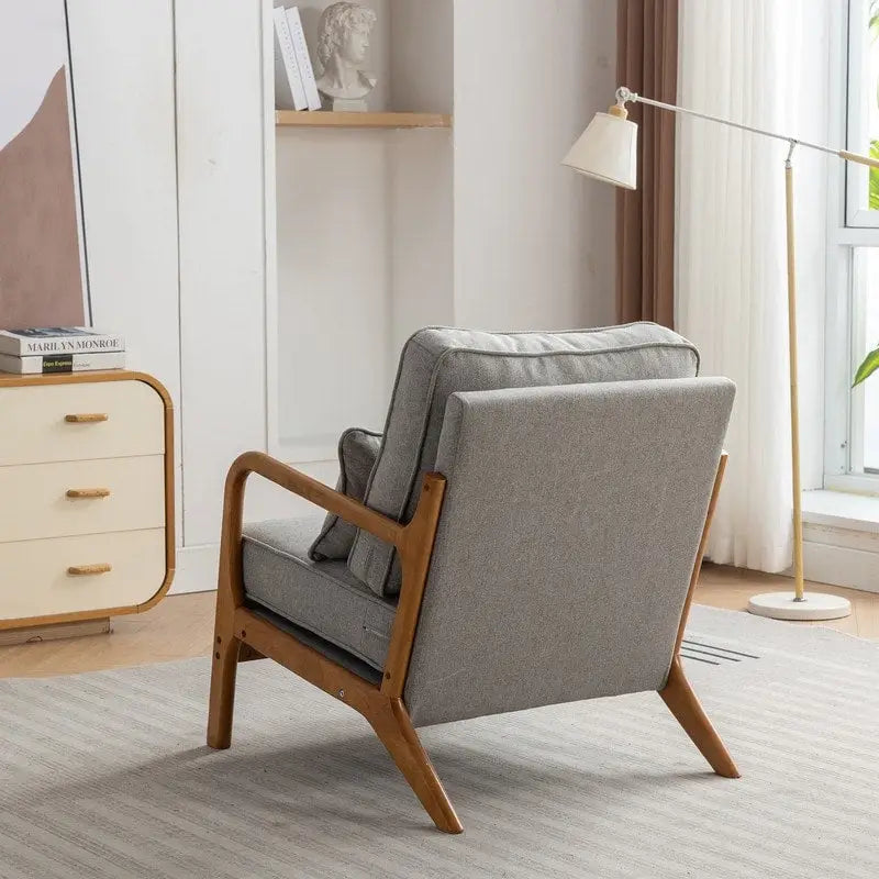 Fauteuil en bois massif de style médiéval, avec coussins moelleux et dossier.