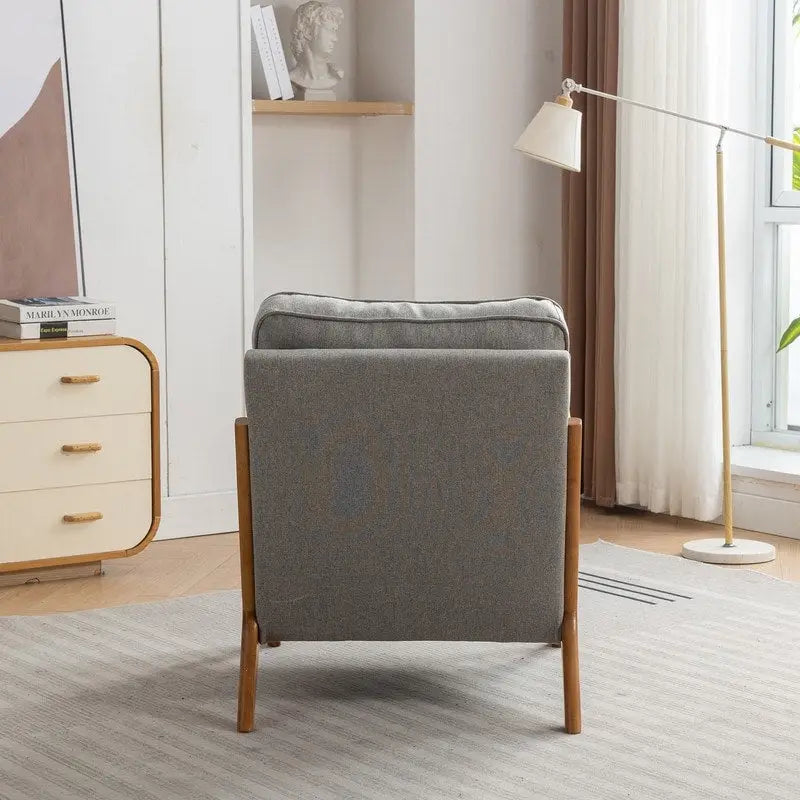 Fauteuil en bois massif de style médiéval, avec coussins moelleux et dossier.