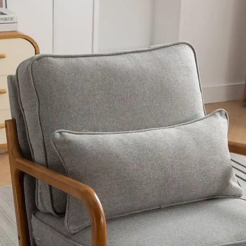 Fauteuil en bois massif de style médiéval, avec coussins moelleux et dossier.