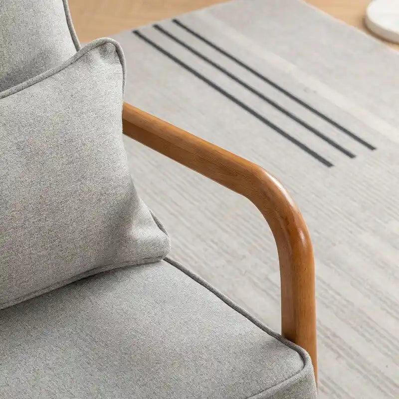 Fauteuil en bois massif de style médiéval, avec coussins moelleux et dossier.
