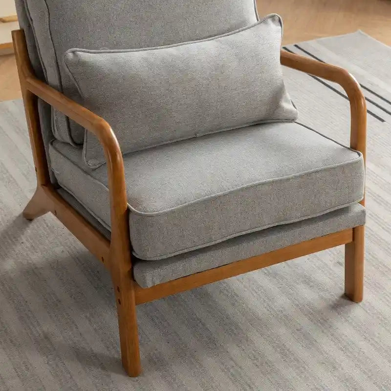 Fauteuil en bois massif de style médiéval, avec coussins moelleux et dossier.
