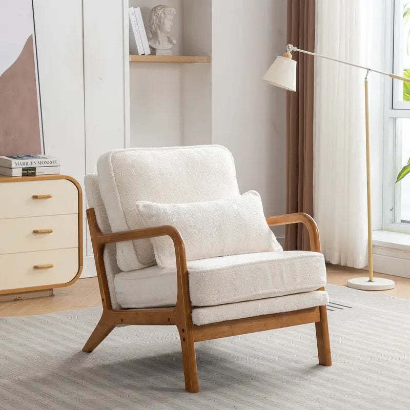 Fauteuil en bois massif de style médiéval, avec coussins moelleux et dossier.