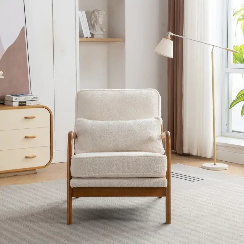 Fauteuil en bois massif de style médiéval, avec coussins moelleux et dossier.