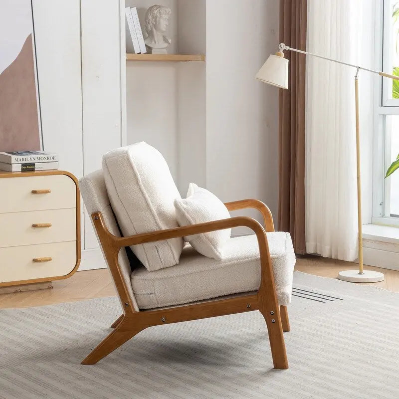 Fauteuil en bois massif de style médiéval, avec coussins moelleux et dossier.