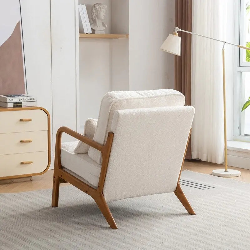 Fauteuil en bois massif de style médiéval, avec coussins moelleux et dossier.