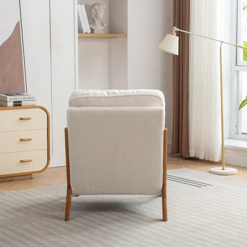 Fauteuil en bois massif de style médiéval, avec coussins moelleux et dossier.