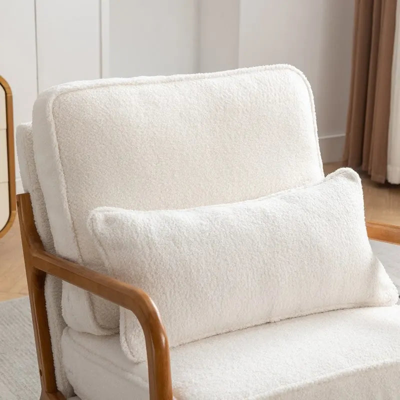 Fauteuil en bois massif de style médiéval, avec coussins moelleux et dossier.