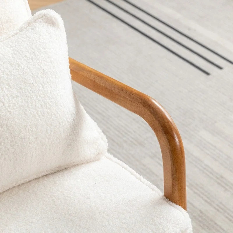 Fauteuil en bois massif de style médiéval, avec coussins moelleux et dossier.
