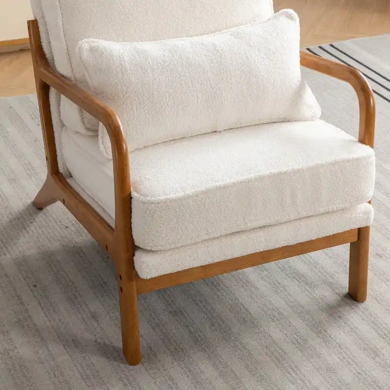 Fauteuil en bois massif de style médiéval, avec coussins moelleux et dossier.