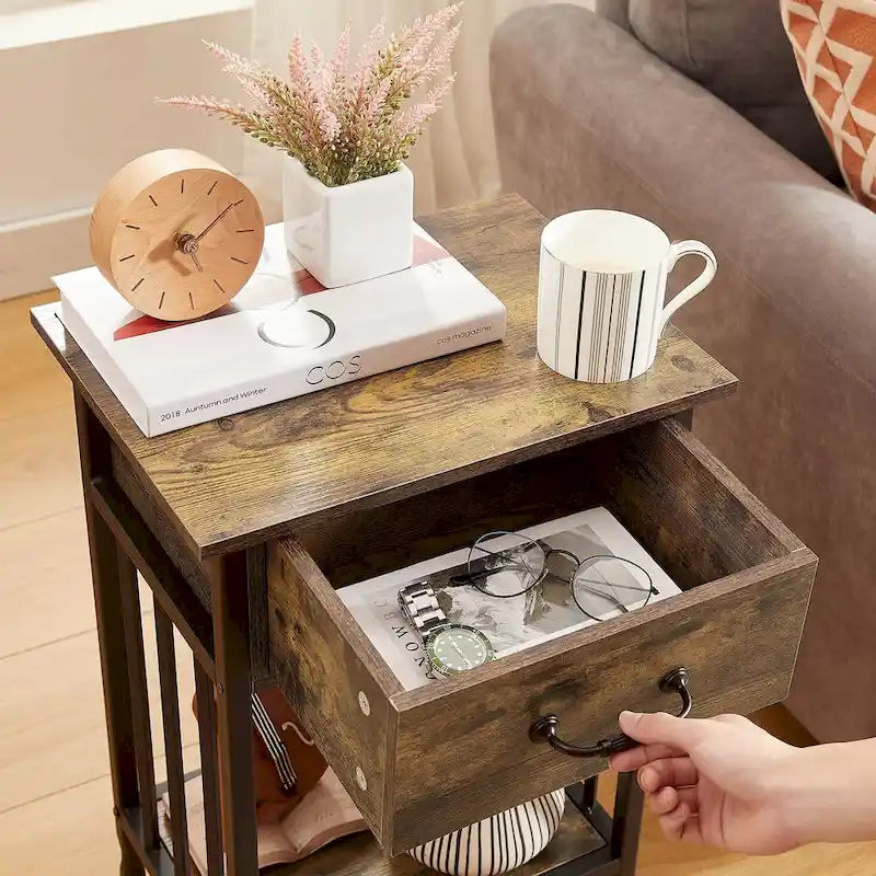 Table de chevet de style moderne avec tiroir et étagère